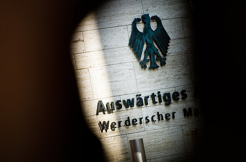 Blick in Berlin durch eine Autoscheibe auf das Auswärtige Amt.