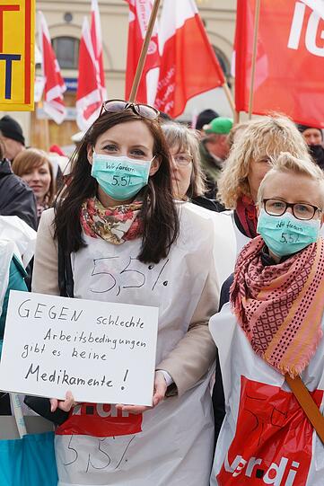 "Wir sind es wert": Am Freitag demonstrierten rund 1000 Menschen vor dem Finanzministerium in München.