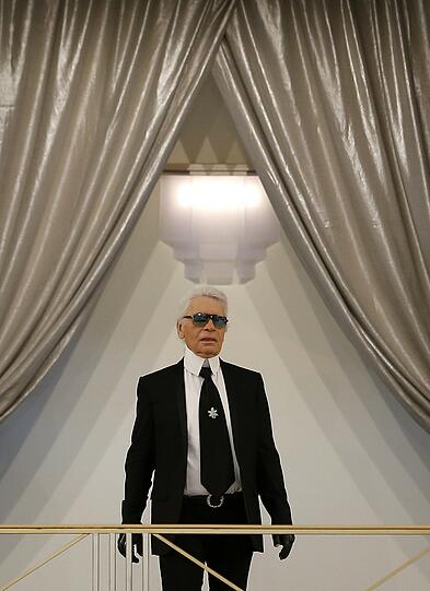 Schluss-Auftritt: Karl Lagerfeld holt sich seinen Applaus ab.