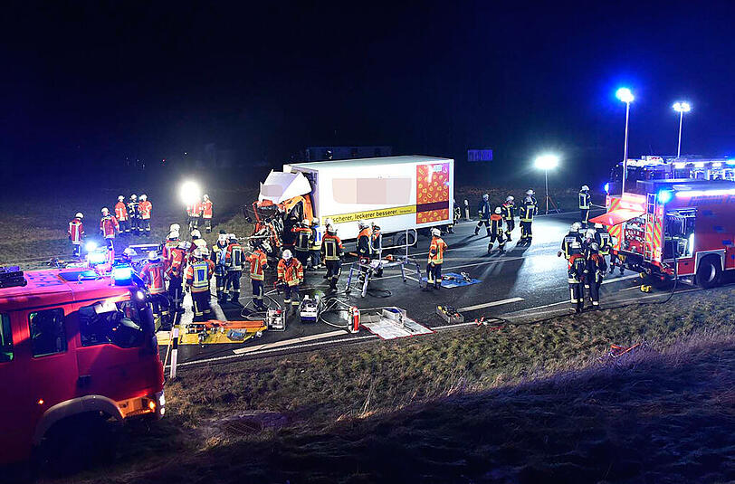 Schwerer Unfall mit einem Lkw einer Großbäckerei bei Forstinning: die Bilder.