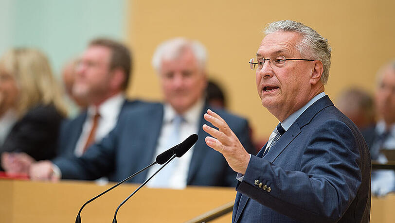 Innenminister Joachim Herrmann (CSU) will die Schleierfahndung in ganz Deutschland ausweiten. Innenminister Joachim Herrmann (CSU) will die Schleierfahndung in ganz Deutschland ausweiten.