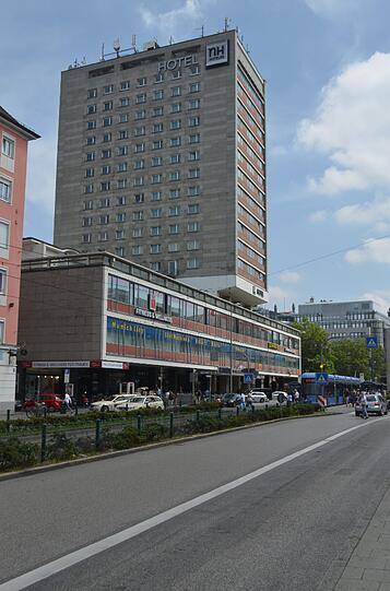 Kühnes Hochhaus der 60er Jahre: Das Hotel Deutscher Kaiser von Hans Knapp-Schachleitner am Bahnhofsplatz (1958 &ndash; 1960).