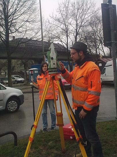 An der Kupferhammerstraße waren Arbeiter am Donnerstag dabei, die Winkel zu vermessen.