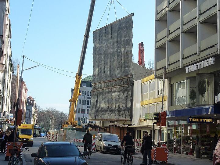 Am Tag danach, Samstag, 1. Februar, schirmte eine riesige Gummiwand den Abriss von der Straße ab, damit nichts auf die Straße fällt und Passanten und Autos nicht gefährdet werden.
