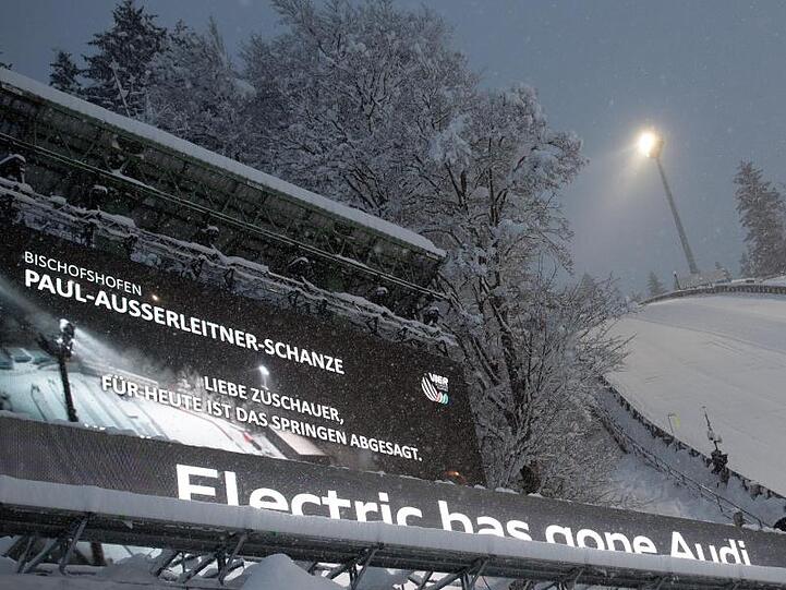 Aufgrund des schlechten Wetters wurden alle Sprünge auf der Paul-Außerleitner-Schanze in Bischofshofen abgesagt.