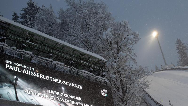 Aufgrund des schlechten Wetters wurden alle Sprünge auf der Paul-Außerleitner-Schanze in Bischofshofen abgesagt. Aufgrund des schlechten Wetters wurden alle Sprünge auf der Paul-Außerleitner-Schanze in Bischofshofen abgesagt.