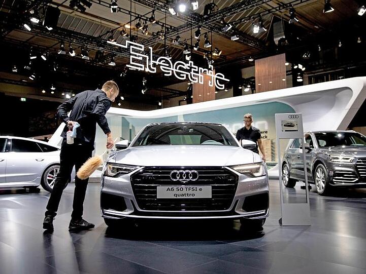 Der neue Audi A6 50 TFSI e quattro auf einer Motorshow in Brüssel.