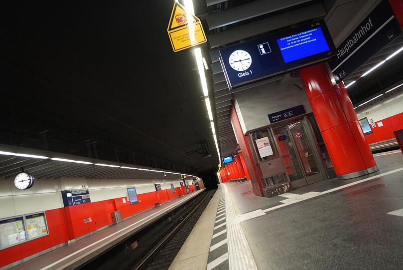 So leer sieht man die S-Bahn-Station am Hauptbahnhof sonst nie. Mittlerweile verkehren dort wieder einige Bahnen.