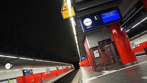 Ein Bild vom ÖPNV-Streik im vergangenen März: So leer sieht man die S-Bahn-Station am Hauptbahnhof sonst nie.
