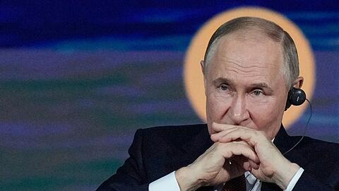 Kremlchef Putin versucht, der russischen Wirtschaft eine Rezession zu verbieten.