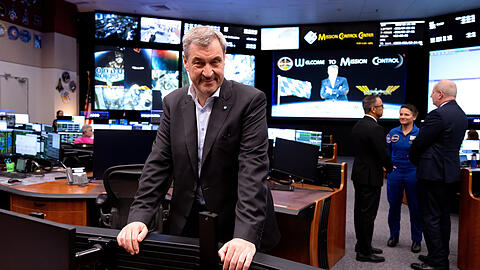 Markus S&ouml;der (CSU), Ministerpr&auml;sident von Bayern, besichtigt im Lyndon B. Johnson Space Center das Christopher C. Kraft Mission Control Center (MCC).