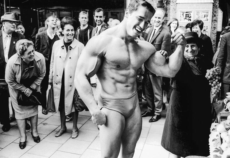 Posing in der M&uuml;nchner Innenstadt: Schwarzenegger war schon 1967 ein echter Showman.