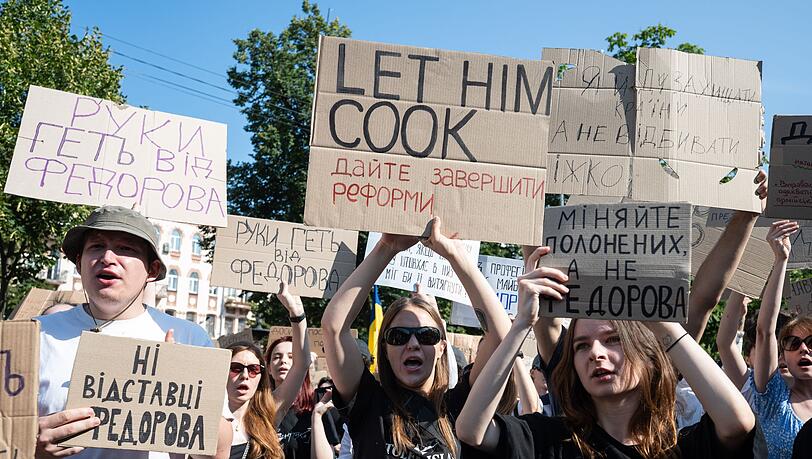 Vor allem junge Leute protestierten in Kiew und anderen Städten gegen die Entlassung des als Reformers geltenden Verteidigungsministers Mychajlo Fedorow. Vor allem junge Leute protestierten in Kiew und anderen Städten gegen die Entlassung des als Reformers geltenden Verteidigungsministers Mychajlo Fedorow.
