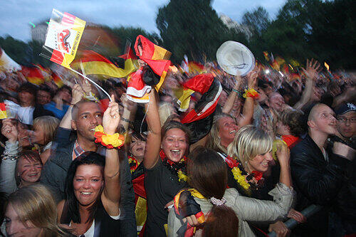 Anhänger der deutschen Mannschaft (statt Fans) beim Rudelgucken (statt Public Viewing) auf der Wöhrder Wiese.