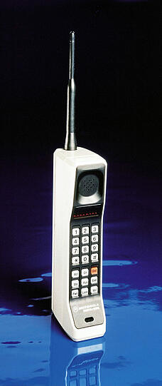 ...war es ein weiter Weg zu dieser Revolution und Sensation, dem weltweit ersten Mobiltelefon, das DynaTAC 8000X von Motorola.