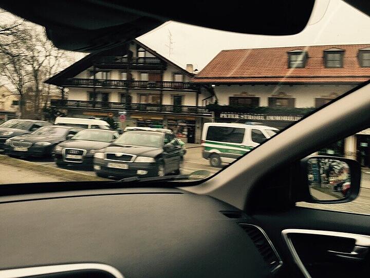 In Grünwald wurde eine "Deutsche Bank"-Filiale überfallen - hier Bilder.