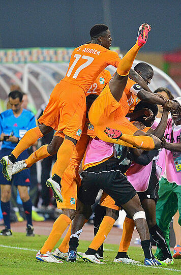 Die Elfenbeinküste schlägt Ghana im Finale des Afrika Cups sensationell mit 9:8 nach Elfmeterschießen. Keeper Boubacar Barry wird zum Nationalheld und darf sich von seinen Kollegen feiern lassen, Ghana trauert nach der Pleite.