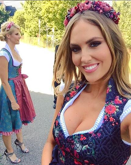 Die Ex von Bayern-Star Javi Martínez hat sichtlich Spaß beim Dirndl-Shooting.