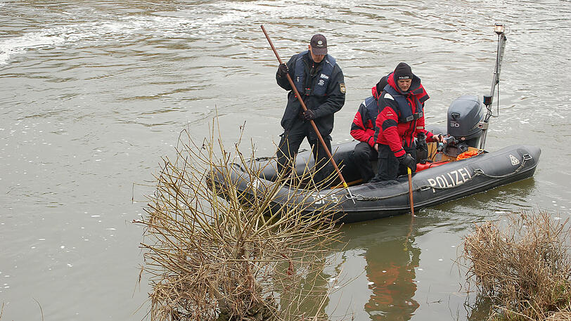Bilder vom Donnerstag: Einsatzkräfte suchen die Donau nach der vermissten Studentin Malina ab.