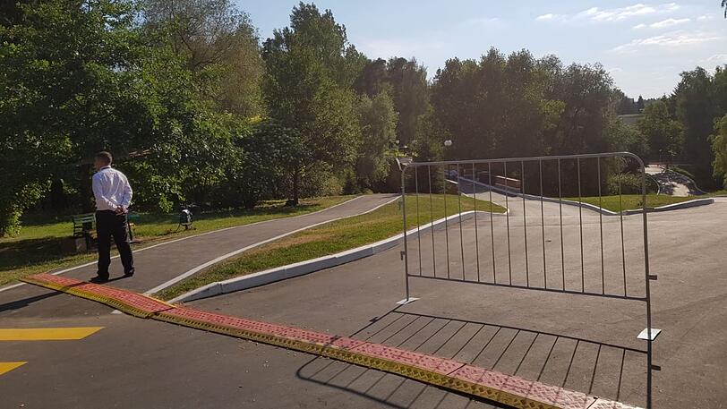 Hier kommt keiner durch: Die Zufahrt zum DFB-Hotel in Watutinki ist weiterhin abgeriegelt.
