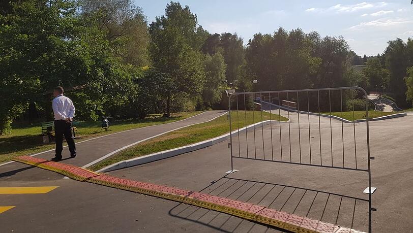 Hier kommt keiner durch: Die Zufahrt zum DFB-Hotel in Watutinki ist weiterhin abgeriegelt. Hier kommt keiner durch: Die Zufahrt zum DFB-Hotel in Watutinki ist weiterhin abgeriegelt.
