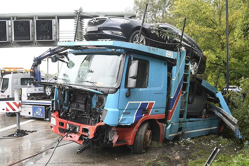 Fahrzeuge wurden durch das Absinken des Oberdecks zusammengedrückt