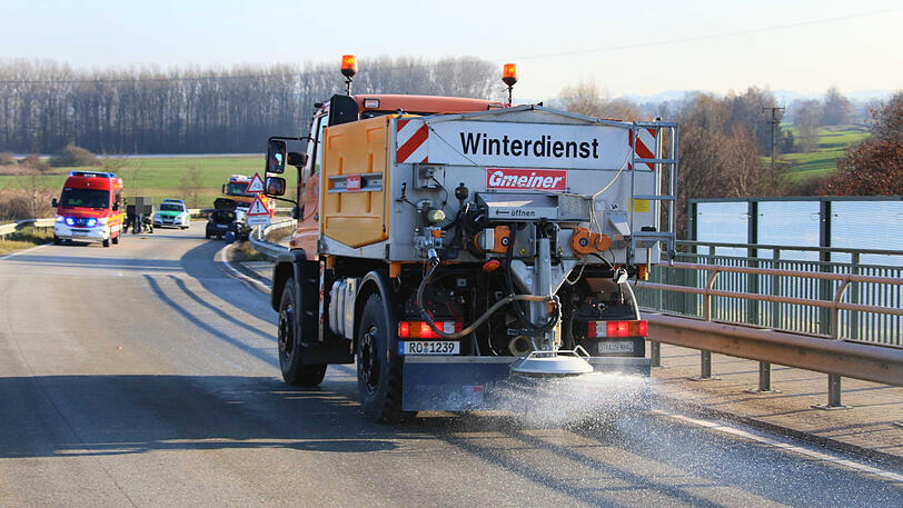 Nach dem Unfall streute die Autobahnmeisterei die Straße.