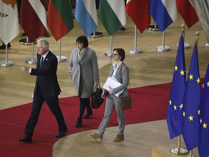 EU-Verhandlungsführer Michel Barnier (l) trifft beim EU-Gipfel ein.