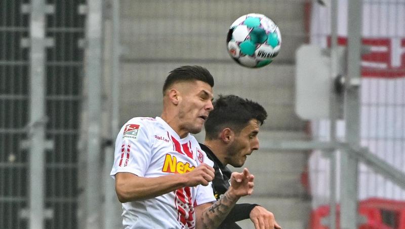 Erik Wekesser von Regensburg (l) und Bashkim Ajdini von Osnabrück beim Kopfballduell.
