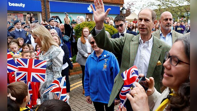 Überall in Großbritannien sowie an weiteren Orten kommen Menschen am 7. Mai zu einem gemeinsamen Mittagessen ("Lunches") zusammen. Prinz Edward besucht mit seiner Frau das Treffen in Cranleigh.