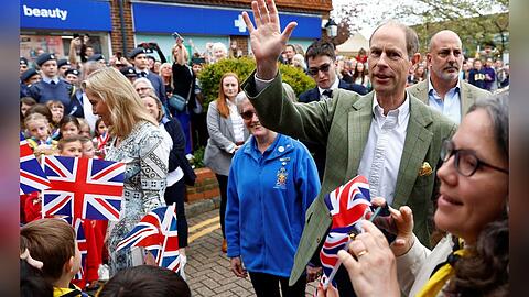 Überall in Großbritannien sowie an weiteren Orten kommen Menschen am 7. Mai zu einem gemeinsamen Mittagessen ("Lunches") zusammen. Prinz Edward besucht mit seiner Frau das Treffen in Cranleigh.
