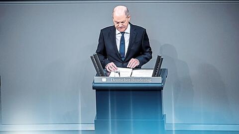 Bundeskanzler Olaf Scholz (SPD) spricht bei einer Regierungserklärung zur Haushaltslage im Bundestag.