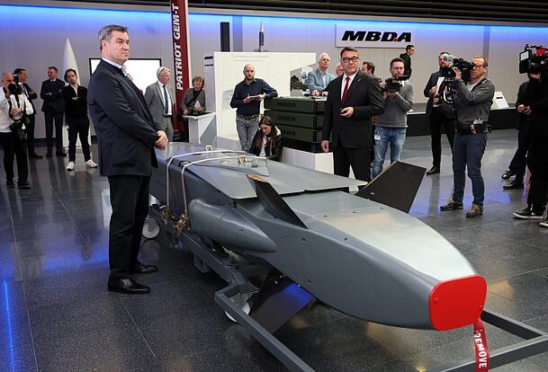 Markus Söder an einem Ausstellungsstück eines Taurus KEPD 350 Marschflugkörpers beim Rüstungsunternehmen MBDA. Markus Söder an einem Ausstellungsstück eines Taurus KEPD 350 Marschflugkörpers beim Rüstungsunternehmen MBDA.
