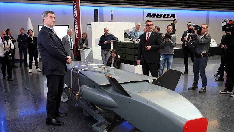 Markus Söder an einem Ausstellungsstück eines Taurus KEPD 350 Marschflugkörpers beim Rüstungsunternehmen MBDA. Markus Söder an einem Ausstellungsstück eines Taurus KEPD 350 Marschflugkörpers beim Rüstungsunternehmen MBDA.