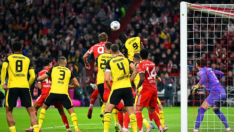 Harry Kane (hinten, Mitte l) brachte den FC Bayern früh in Führung.