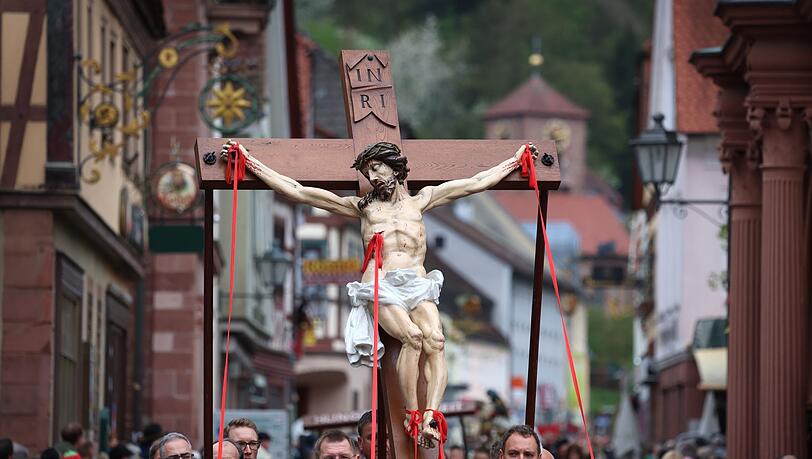 Die Karfreitagsprozession in Lohr zeigt Jesu Leiden und Sterben. (Archivbild)