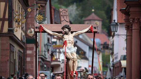 Die Karfreitagsprozession in Lohr zeigt Jesu Leiden und Sterben. (Archivbild)