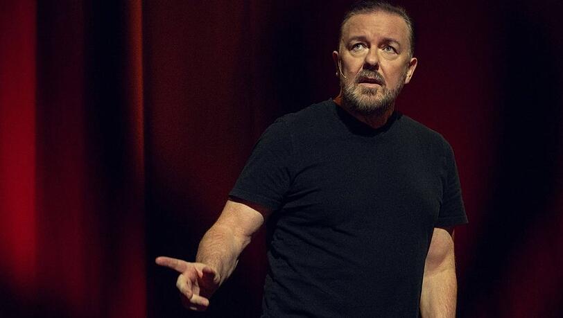Ricky Gervais in seinem Metier auf der B&uuml;hne w&auml;hrend einer Stand-up-Performance.