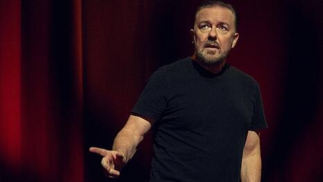 Ricky Gervais in seinem Metier auf der B&uuml;hne w&auml;hrend einer Stand-up-Performance.