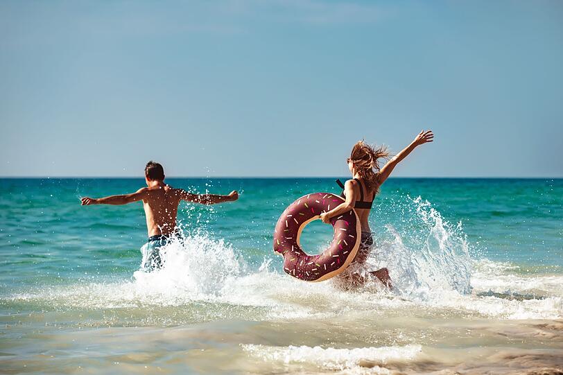 Im Meer schwimmen oder einfach am Strand in der Sonne liegen - im Urlaub soll es entspannt zugehen. Damit sich alle wohlf&uuml;hlen, sollte man ein paar Regeln beachten. Was ist am Strand angemessen zu tragen? Wie laut darf Musik sein? Die Antworten darauf sind je nach Land und Region unterschiedlich. Wir verraten Ihnen die wichtigsten Benimmregeln f&uuml;r einen entspannten Tag am Strand.