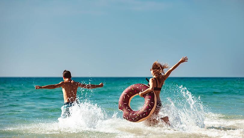 Im Meer schwimmen oder einfach am Strand in der Sonne liegen - im Urlaub soll es entspannt zugehen. Damit sich alle wohlfühlen, sollte man ein paar Regeln beachten. Was ist am Strand angemessen zu tragen? Wie laut darf Musik sein? Die Antworten darauf sind je nach Land und Region unterschiedlich. Wir verraten Ihnen die wichtigsten Benimmregeln für einen entspannten Tag am Strand. Im Meer schwimmen oder einfach am Strand in der Sonne liegen - im Urlaub soll es entspannt zugehen. Damit sich alle wohlfühlen, sollte man ein paar Regeln beachten. Was ist am Strand angemessen zu tragen? Wie laut darf Musik sein? Die Antworten darauf sind je nach Land und Region unterschiedlich. Wir verraten Ihnen die wichtigsten Benimmregeln für einen entspannten Tag am Strand.