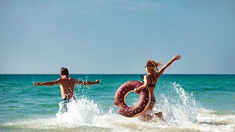 Im Meer schwimmen oder einfach am Strand in der Sonne liegen - im Urlaub soll es entspannt zugehen. Damit sich alle wohlf&uuml;hlen, sollte man ein paar Regeln beachten. Was ist am Strand angemessen zu tragen? Wie laut darf Musik sein? Die Antworten darauf sind je nach Land und Region unterschiedlich. Wir verraten Ihnen die wichtigsten Benimmregeln f&uuml;r einen entspannten Tag am Strand.