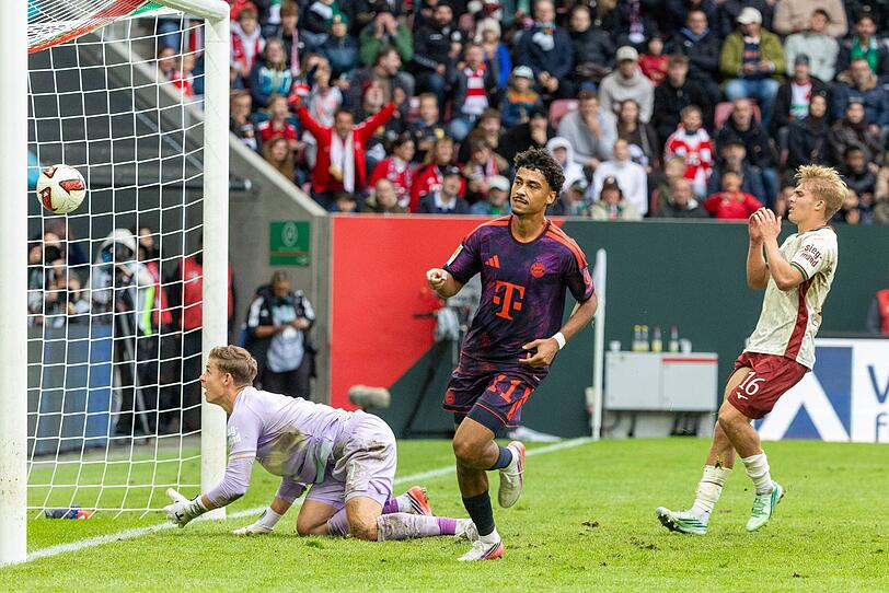 Nathaniel Brown (M.) rettet dem FC Bayern zumindest das 2:2.