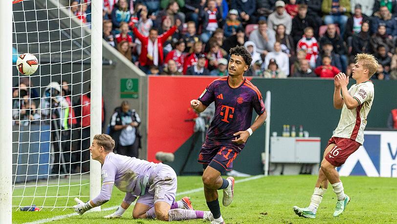 Nathaniel Brown (M.) rettet dem FC Bayern zumindest das 2:2.
