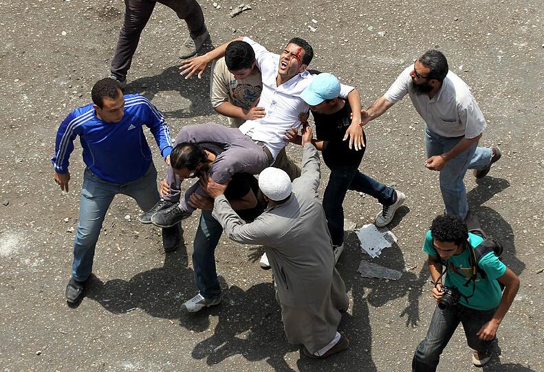Drei Wochen vor der Präsidentenwahl in Ägypten sind bei Zusammenstößen zwischen Schlägertrupps und Demonstranten in Kairo mindestens elf Menschen getötet worden. Soldaten und Polizisten griffen mehrere Stunden lang nicht ein, obwohl die blutigen Ausschreitungen in direkter Nähe des Verteidigungsministeriums stattfanden, berichteten Augenzeugen am Mittwoch. Die Bilder aus Kairo.