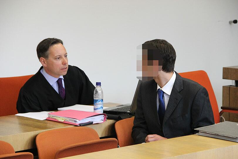 Vor der Verhandlung: Peter S. (24) m Gespräch mit seinem Anwalt Stefan Waldeck.