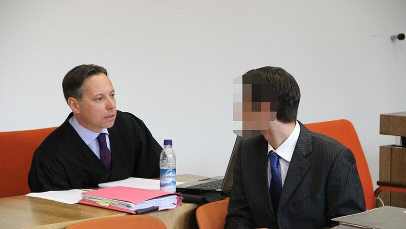 Vor der Verhandlung: Peter S. (24) m Gespräch mit seinem Anwalt Stefan Waldeck. Vor der Verhandlung: Peter S. (24) m Gespräch mit seinem Anwalt Stefan Waldeck.