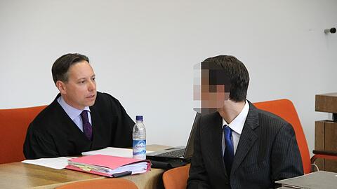 Vor der Verhandlung: Peter S. (24) m Gespräch mit seinem Anwalt Stefan Waldeck.
