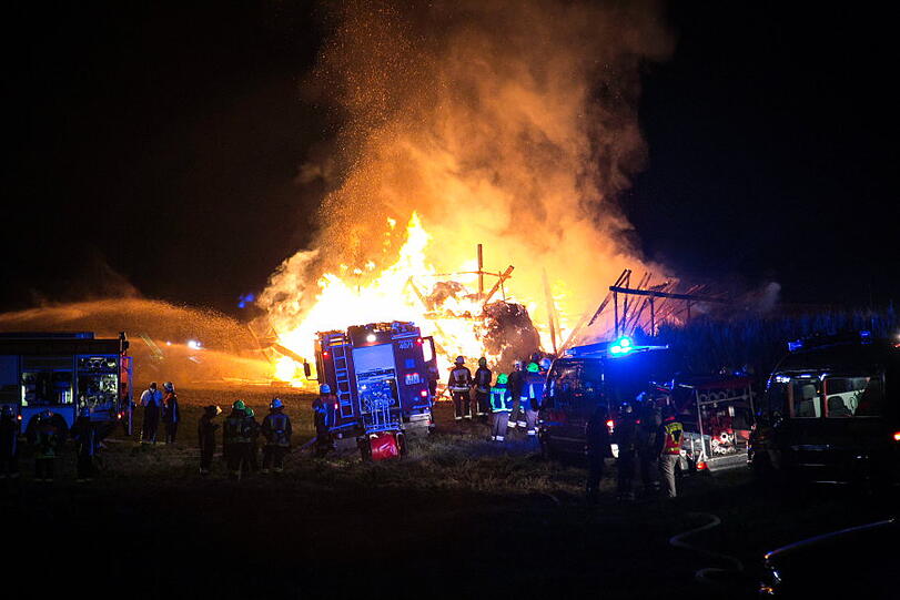 Drei Menschen verletzten sich leicht, als sie versuchten den Brand zu löschen. Mehrere Pferde auf einer nahe gelegenen Koppel mussten in Sicherheit gebracht werden.