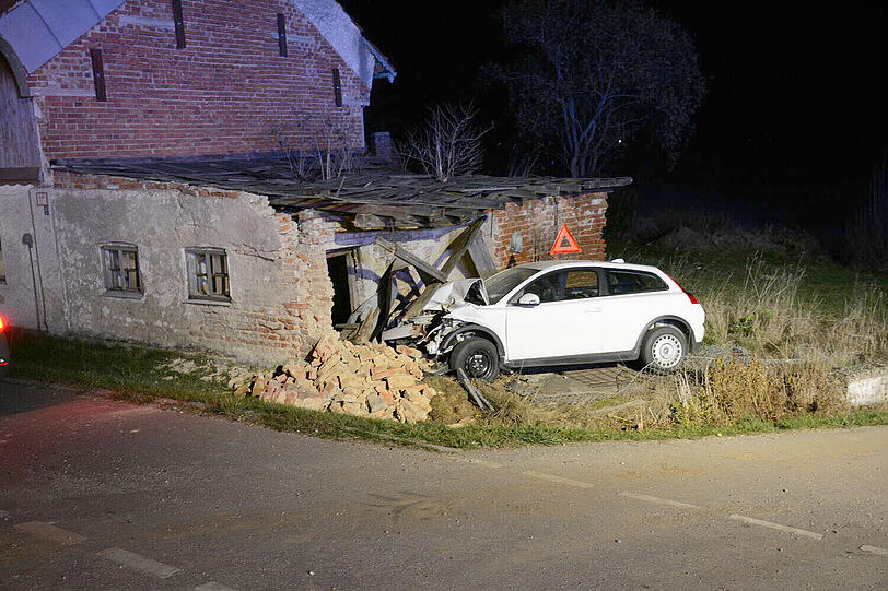 Der Mann krachte mit seinem Auto in ein unbewohntes Haus
